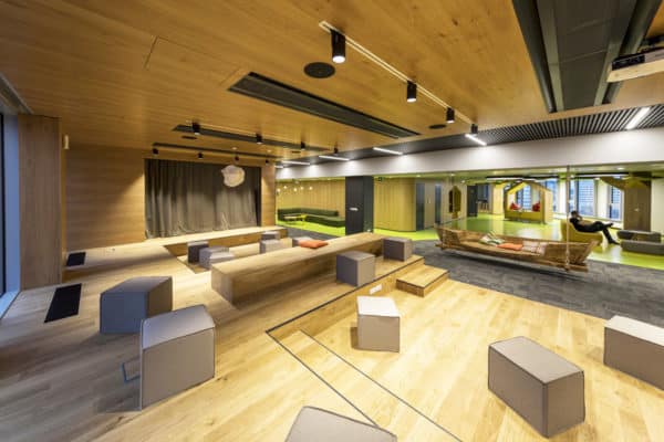 Odvážna koncepcia interiérovej tvorby – trend a nový dizajn kancelárskych priestorov