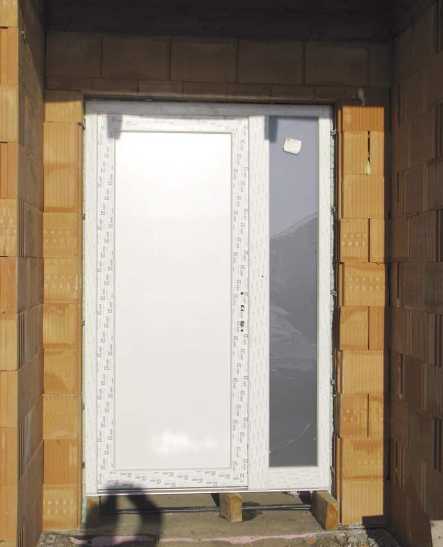 Statické pripojenie okien aj dverí klincami