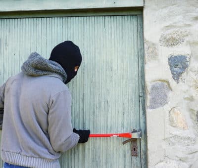 Okná, ktoré vám zaručia bezpečný spánok – bezpečnostné kovanie