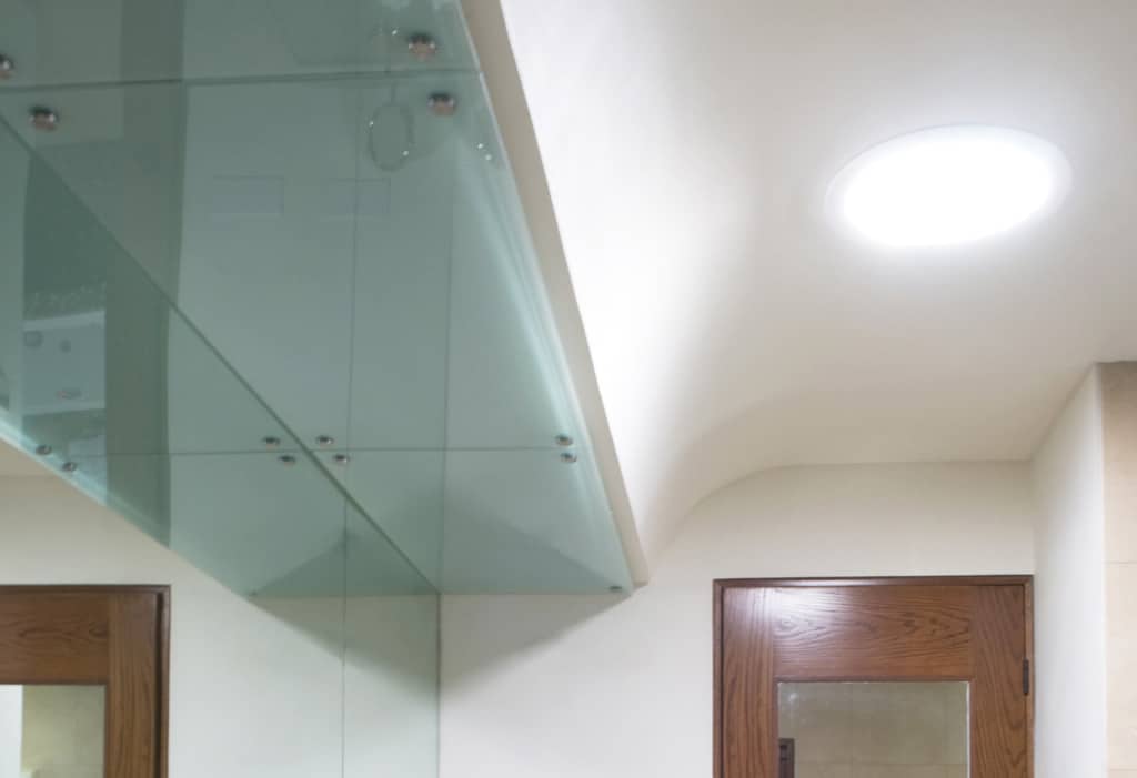 Tipy ako urobiť z malej kúpeľne vizuálne a pocitovo väčší priestor, svetlovody Solatube