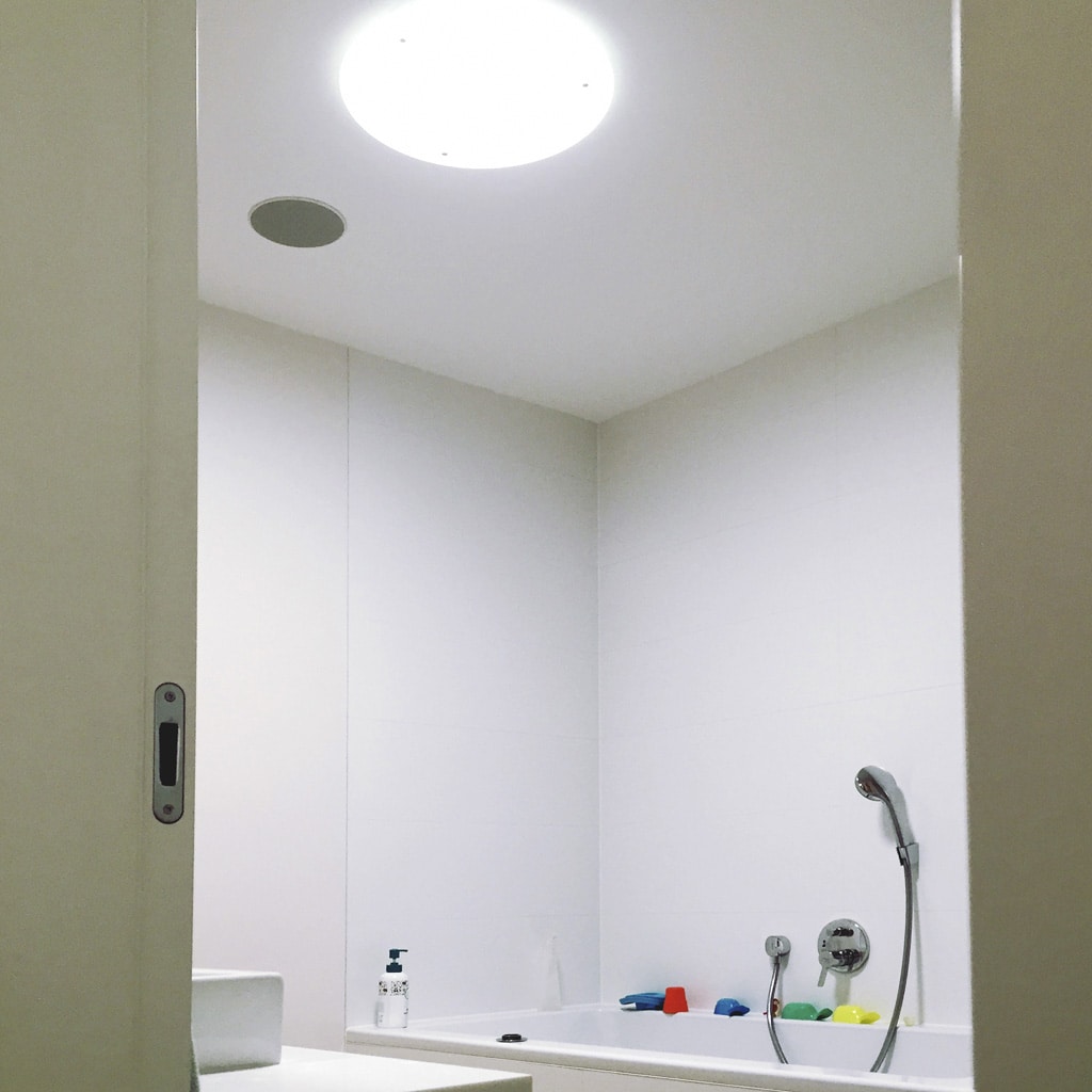 Tipy ako urobiť z malej kúpeľne vizuálne a pocitovo väčší priestor, svetlovody Solatube