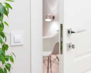 Dvere – záruka súkromia a komfortu bývania, predstavíme vám niekoľko riešení