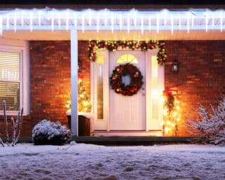 Ako si vyzdobiť vchodové dvere a predzáhradku vianočnou dekoráciou
