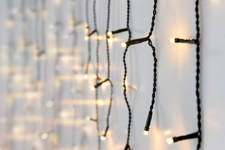 Ako si vyzdobiť vchodové dvere a predzáhradku vianočnou dekoráciou, Vianocny-svetelny-dazd-180-LED-IP44-6-m-tepla-biela