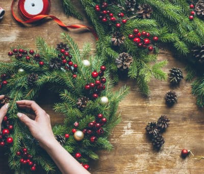 Vyrobte si vianočný veniec na dvere, ozdoby, vetvičky, šišky, ihličie