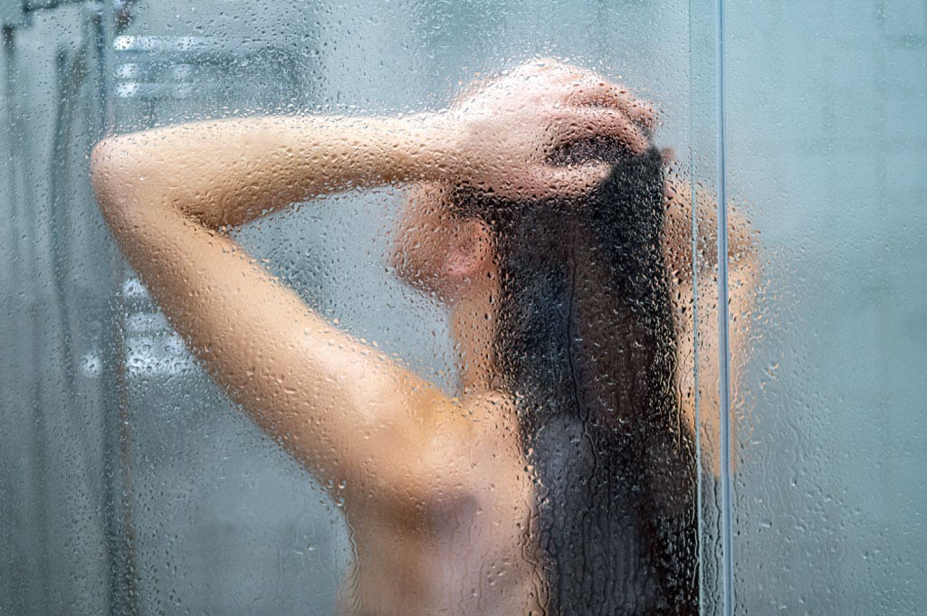 Ako sa zbaviť vlhkosti v byte rýchlo a efektívne, vetrat kupelnu sprchovy kut