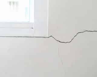 Aká je príčina vzniku prasklín v stenách a stropoch stavieb?