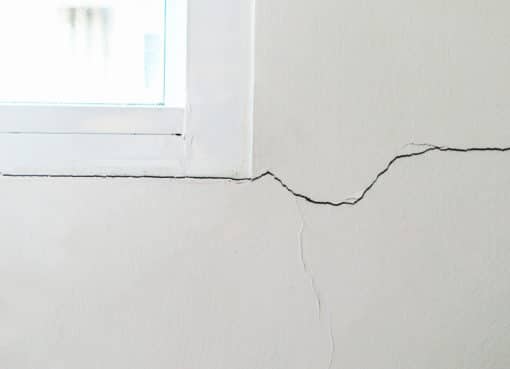 Aká je príčina vzniku prasklín v stenách a stropoch stavieb