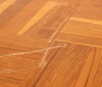 Máte poškrabané parkety? Takto si škrabance na parketách ošetríte.