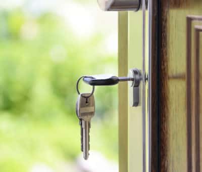 3 TIPY, ako vybrať bezpečnostné dvere do bytu alebo domu