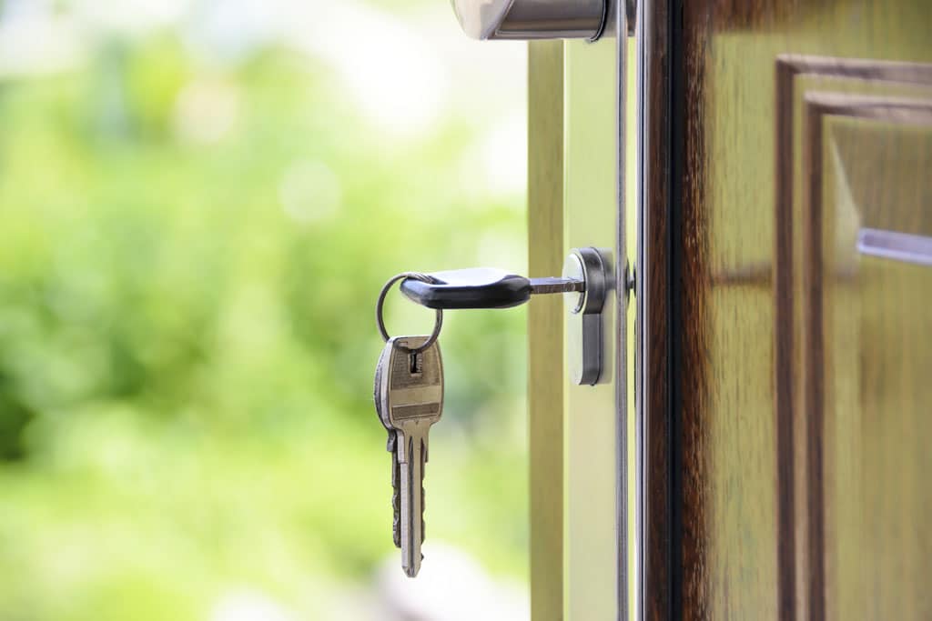 3 TIPY, ako vybrať bezpečnostné dvere do bytu alebo domu