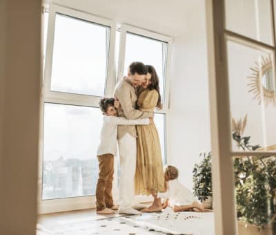 Chcete zariadiť malý byt pre veľkú rodinu prakticky a útulne?