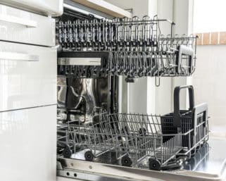 Špinavý riad je trápením každej domácnosti. Umývačky riadu – áno či nie?