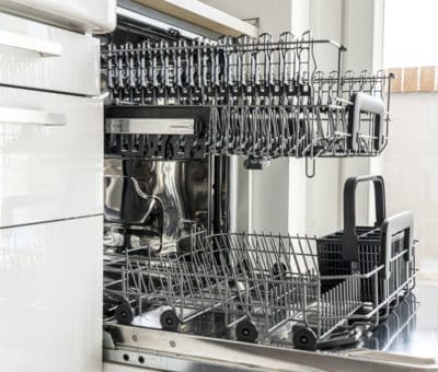 Špinavý riad je trápením každej domácnosti, umývačky riadu, kuchyna, spotrebice, interier, umyvacka riadu