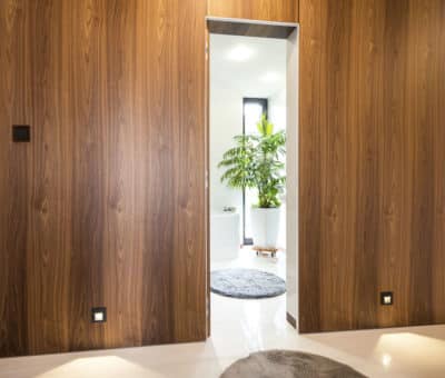 Trend roku 2021: Bezfalcové a reverzné dvere na mieru