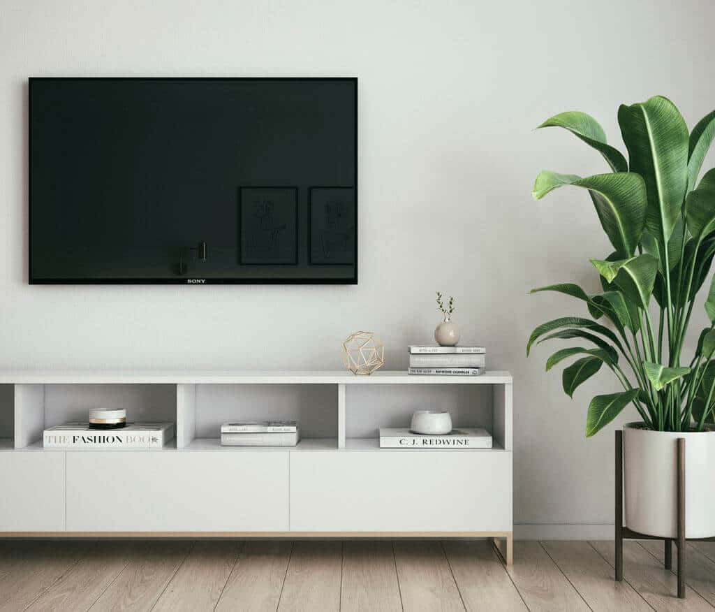 Aká je ideálna výška zavesenia televízora na stene? Vieme odpoveď, interier, obyvacka, telka