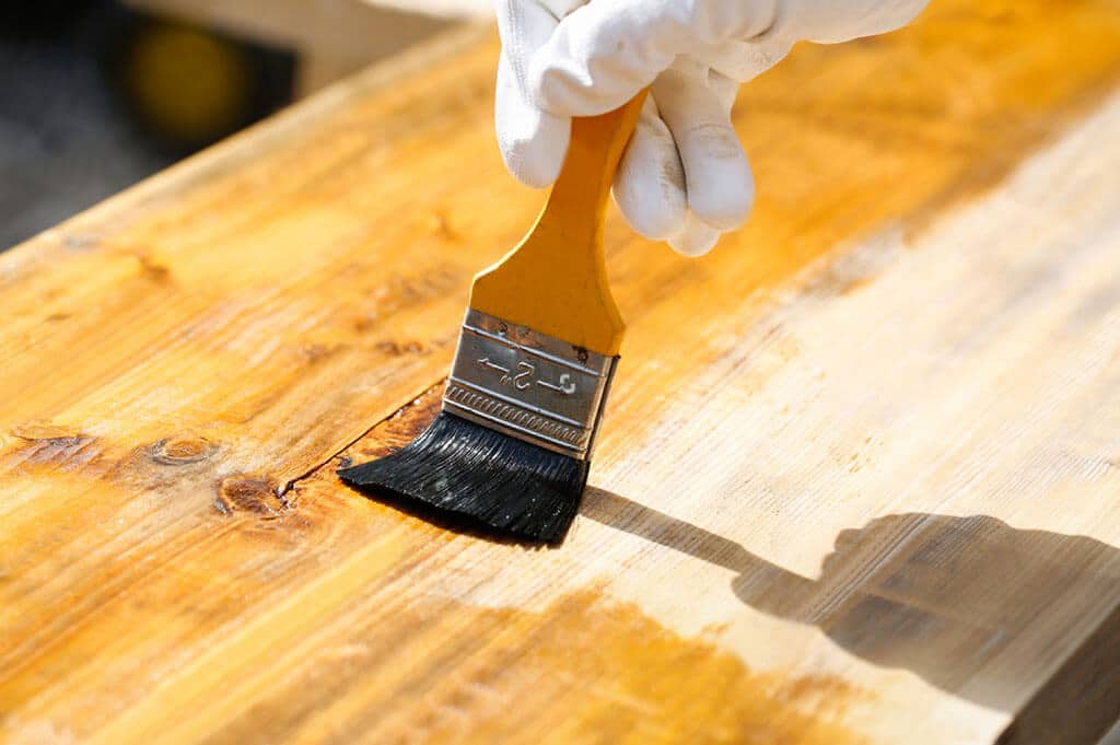Povrchová úprava dreva, zvoľte si vhodné nástroje a materiál na prácu, interier, nabytok