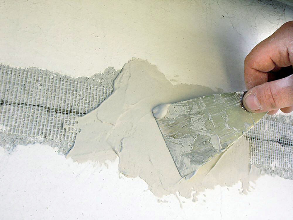 Praskliny na stenách a stropoch stavieb, čo je príčinou vzniku, technologie, sanacie