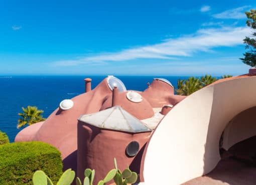 Palais Bulles Budovy, ktoré kontrastujú s tradičnou architektúrou