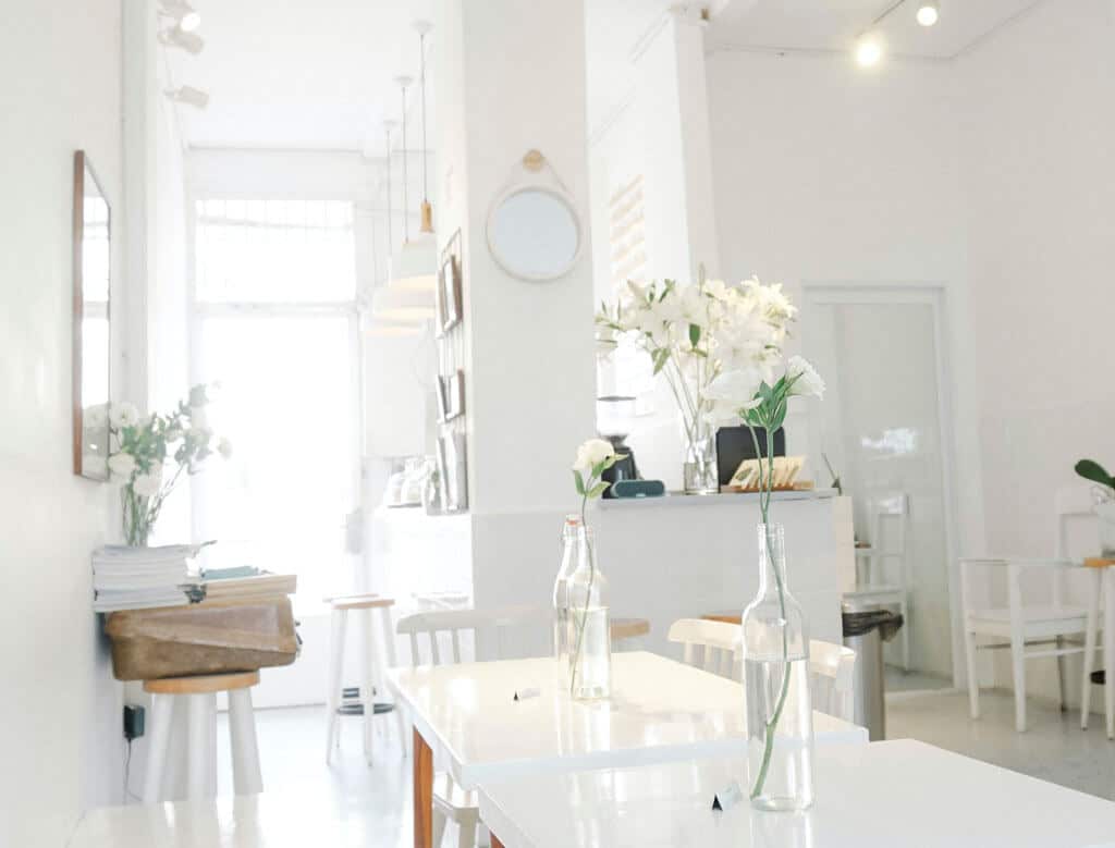 Veľa bielej Francúzske interiérové prvky pre male byty