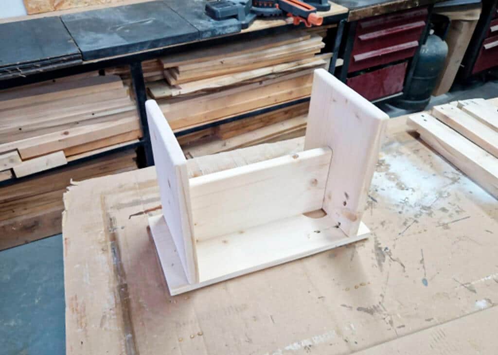 Kompletizácia drevenej stoličky
