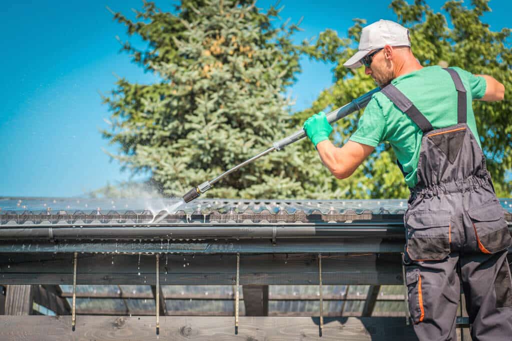Čistenie žľabu na streche domu vyčistiť odtok