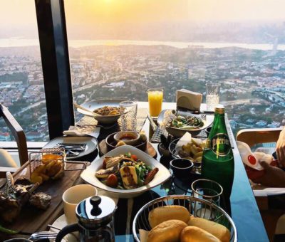 Ikonický symbol Istanbulu: televízna veža, z ktorej vidieť Európu aj Áziu