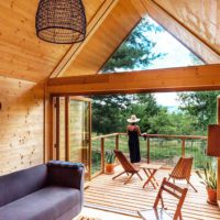 Trojuholníkové lesné chatky Glamping Lushna montovaný dom