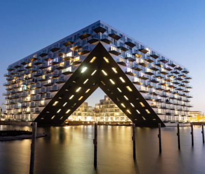 Uprostred jazera v Amsterdame bola postavená budova pripomínajúca provu lode