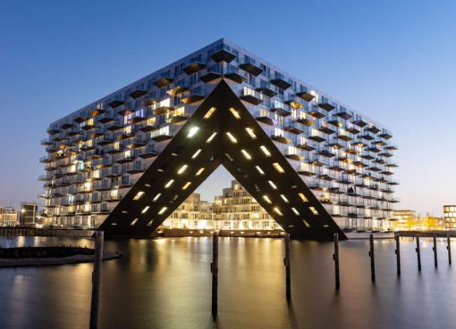 Uprostred jazera v Amsterdame – budova pripomínajúca provu lode