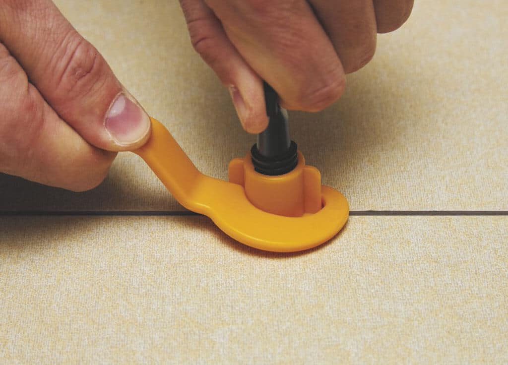 Dotiahni maticu klucom pokládku obkladov a dlažieb