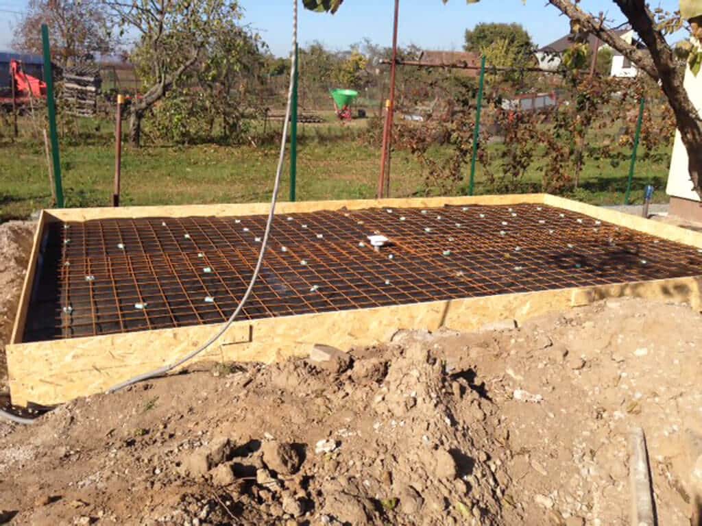 Karirohoň na betónovú platňu stavba garáže