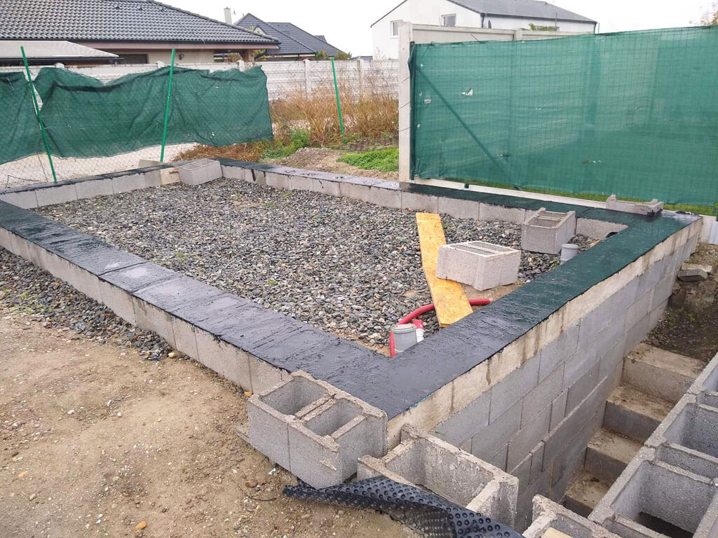 Obvodový múrik z betónu stavba garáže