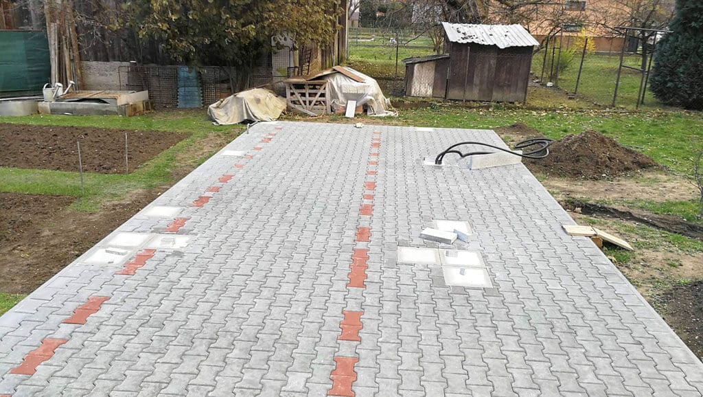 Zámková dlažba s betónovými pätkami stavba garáže
