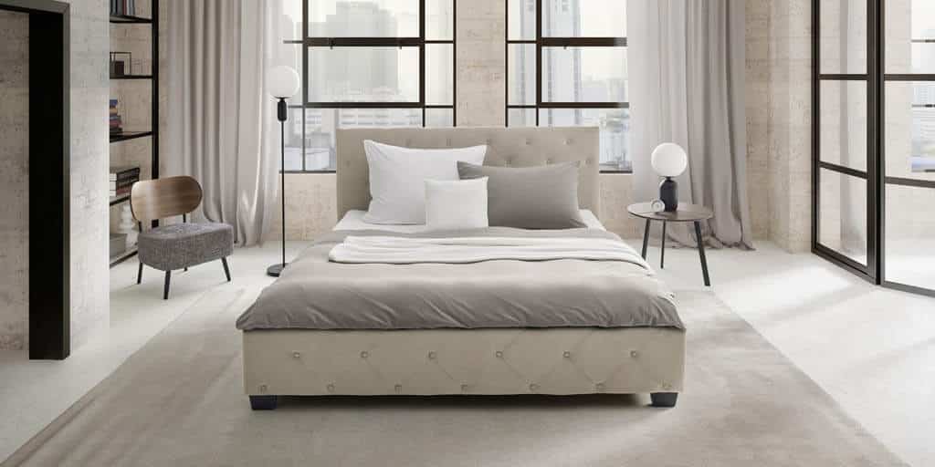 Postel v neutralnych tonoch pre malu spalnu