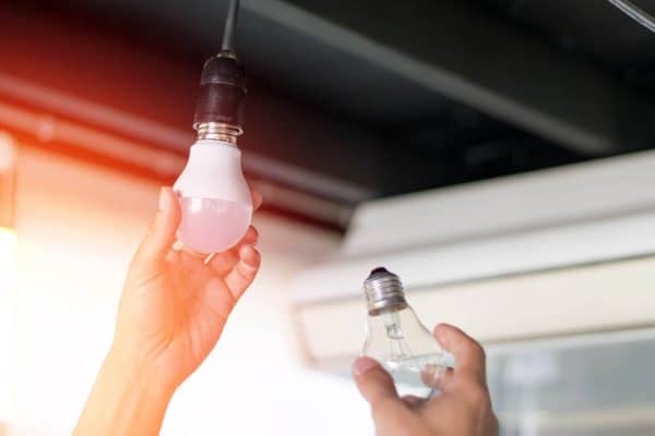 Ako znížiť spotrebu energie v dome, zvoľte si tie správne úsporné žiarovky?