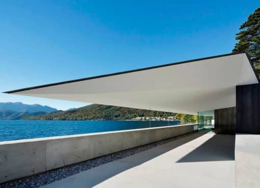 The Water House Vysnívaný dom na brehu jazera v Japonsku