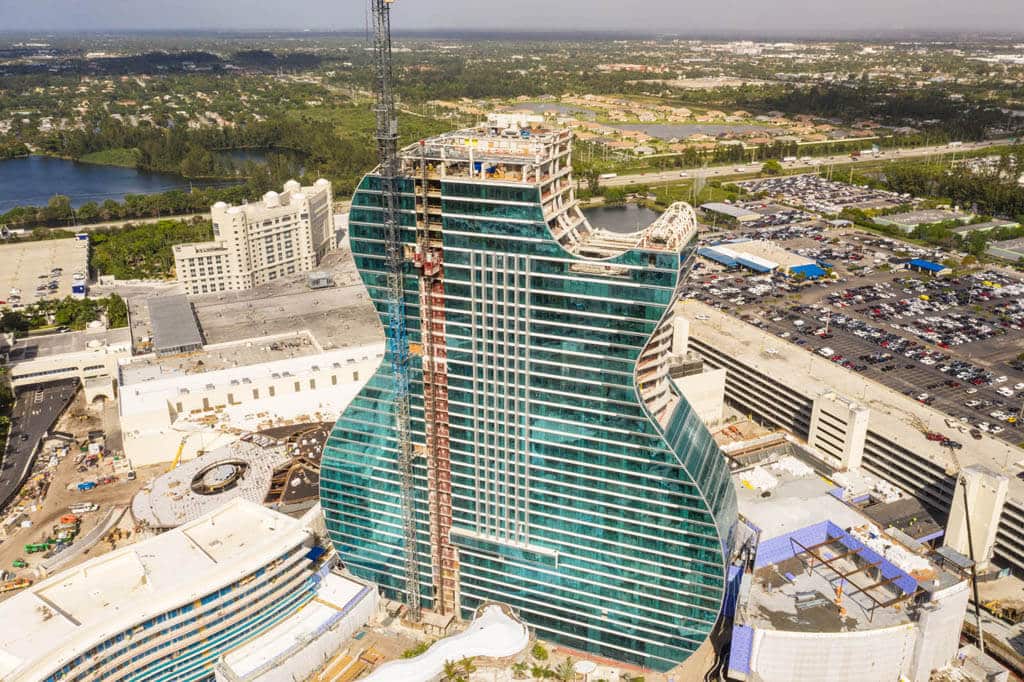 Stavba hotelu Guitar na Floride