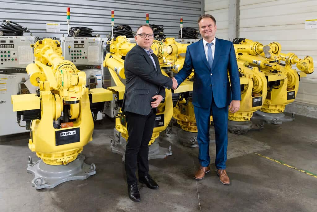 Kia Slovakia darovala trom univerzitám šesť robotov z karosárne