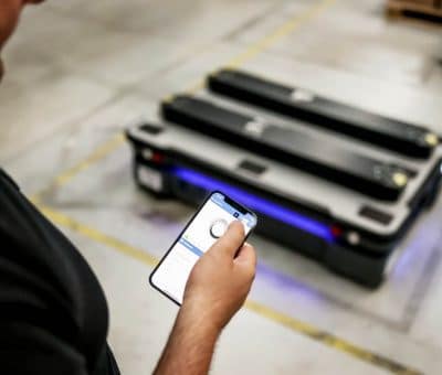 Eaton nasadil štyri autonómne mobilné roboty MiR na optimalizáciu intralogistických procesov
