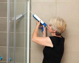 Ako správne aplikovať silikón v sprchovom kúte