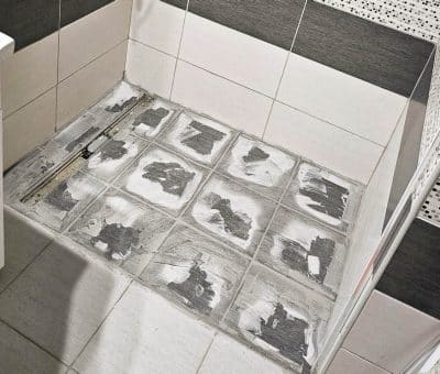 Pleseň v kúpeľni – odstránenie starého silikónu a vyspádovanie podlahy v sprchovom kúte