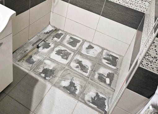 Pleseň v kúpeľni – odstránenie starého silikónu a vyspádovanie podlahy v sprchovom kúte