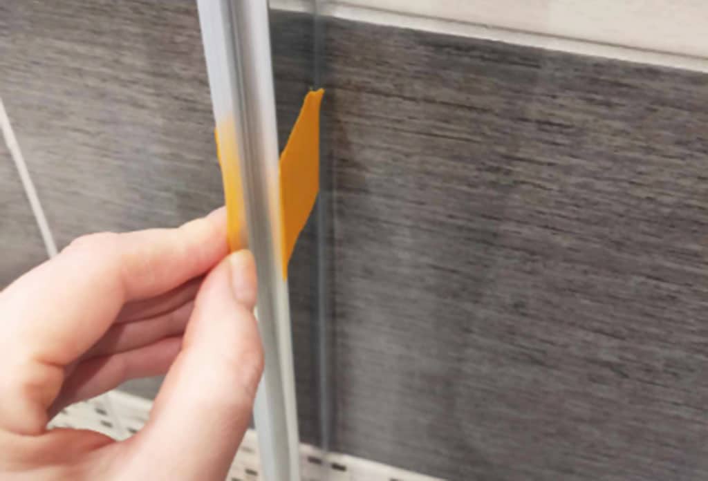 Prichytenie tesnenia páskou pred osadením skla