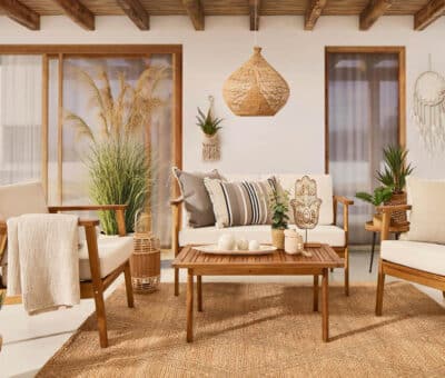 Útulná terasa plná dekorácií