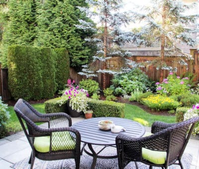 Záhrada plná kvetov a ozdobných kríkov