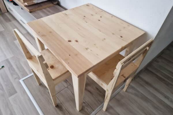 Vyrob si vlastnoručne doma drevený detský stolík a stoličky