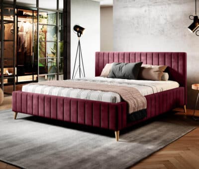 Farebné spanie v zamatovej čalúnenej posteli