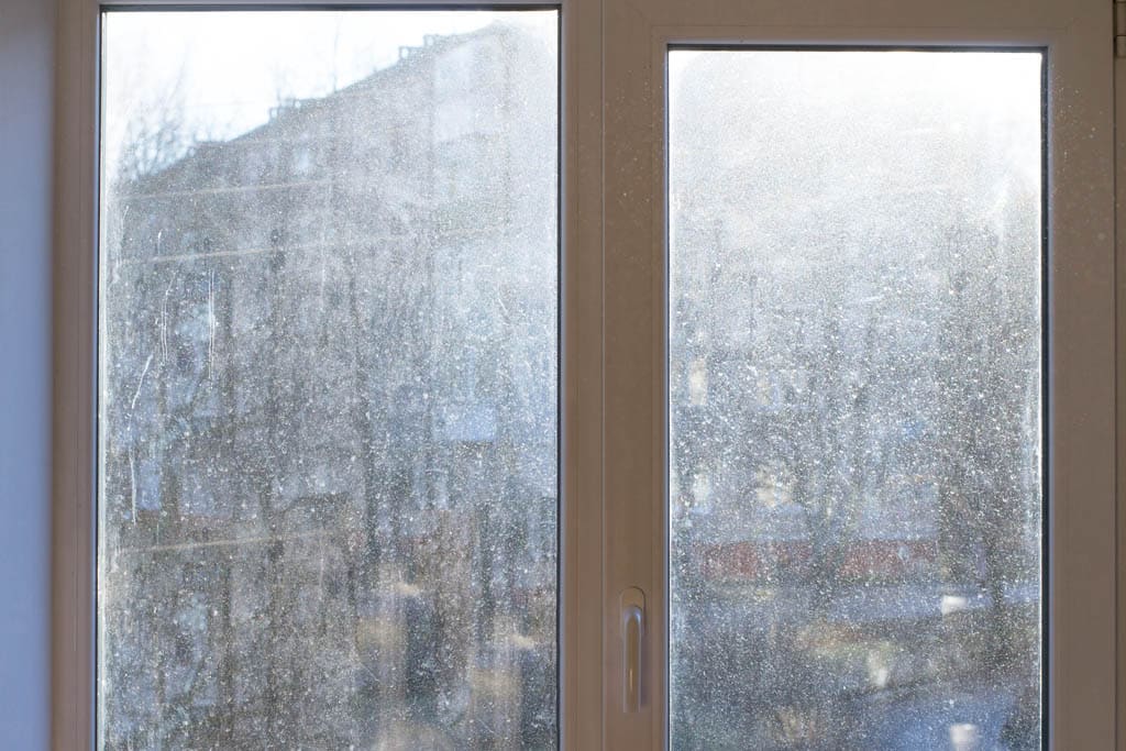 Pel a piesok na oknach