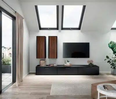 Moderná svetlá obývačka v podkroví, dokonalá harmónia